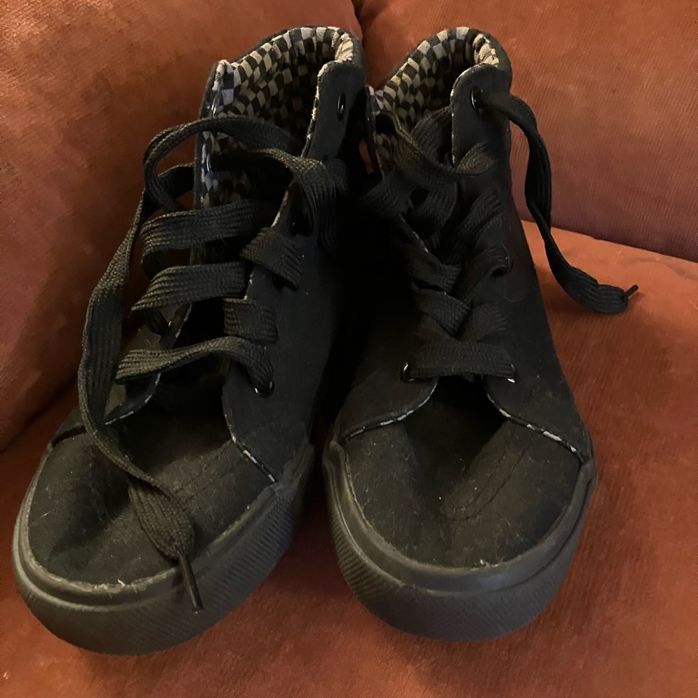 Joe Boxer black canvas high top big kids size 5.